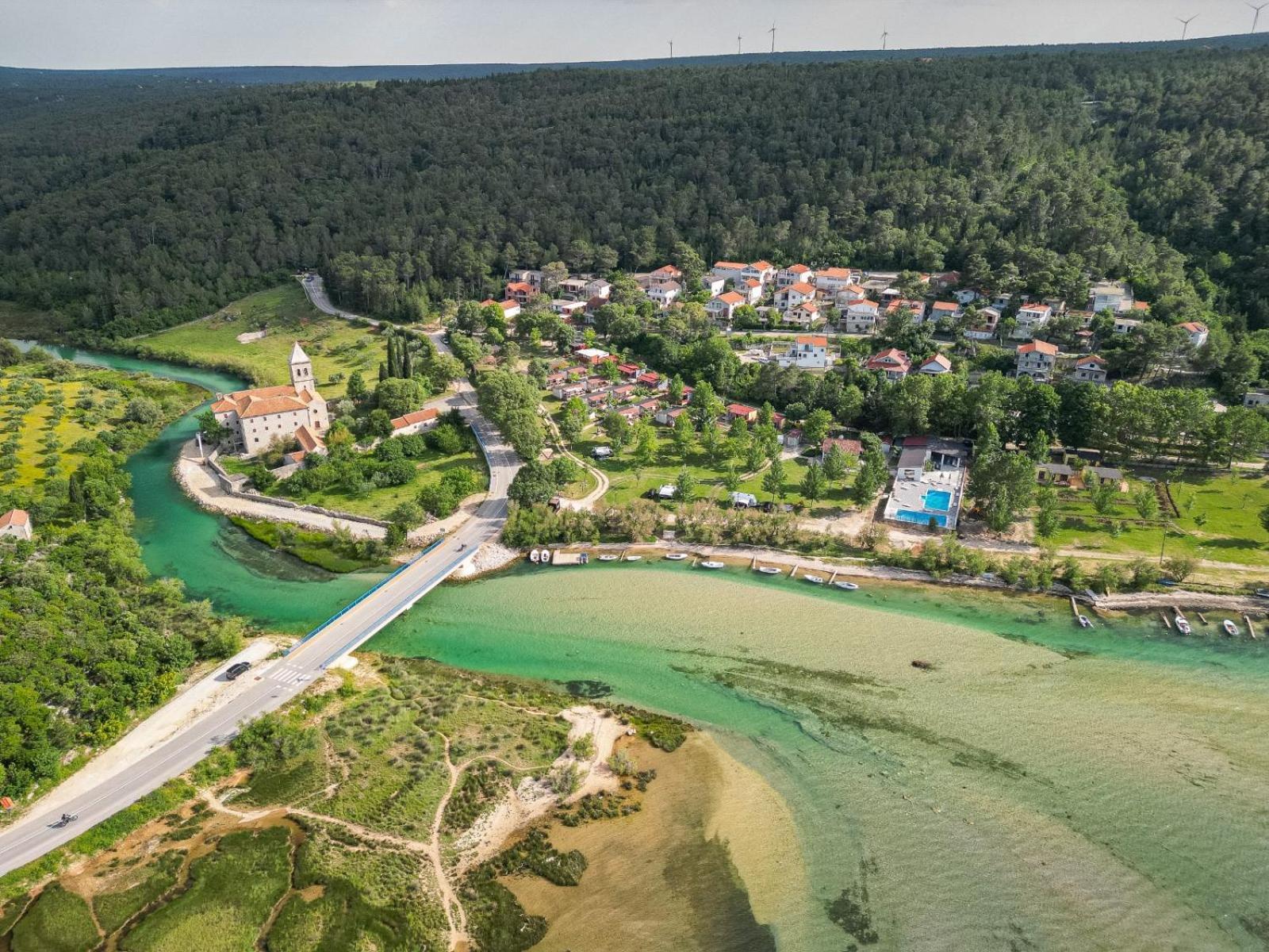 Sunny Resort Donji Karin Exterior photo